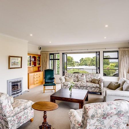 Busby Hill Villa - Havelock North Holiday Home מראה חיצוני תמונה