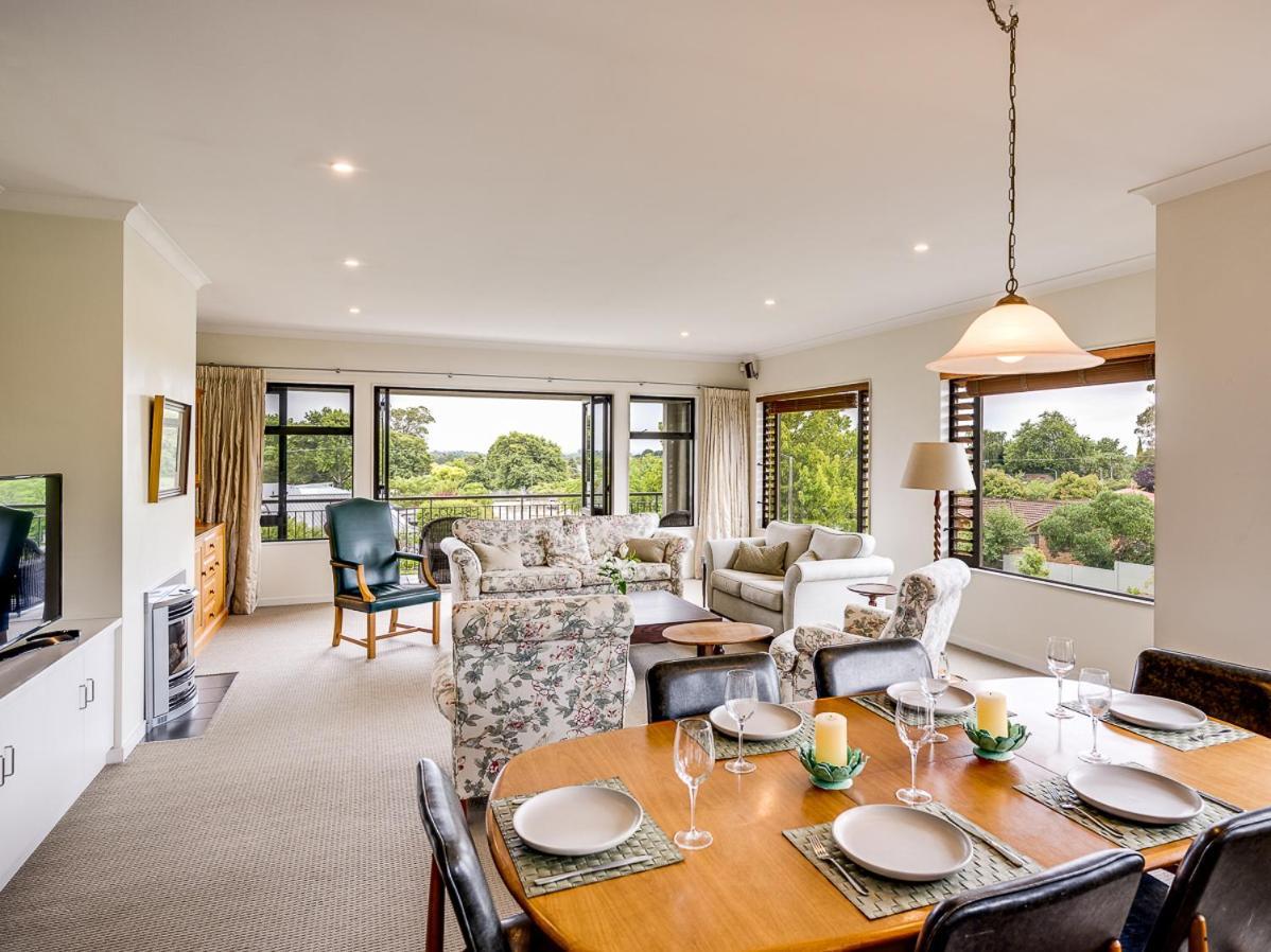 Busby Hill Villa - Havelock North Holiday Home מראה חיצוני תמונה