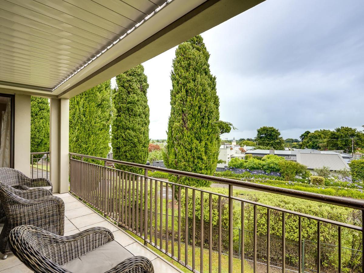Busby Hill Villa - Havelock North Holiday Home מראה חיצוני תמונה